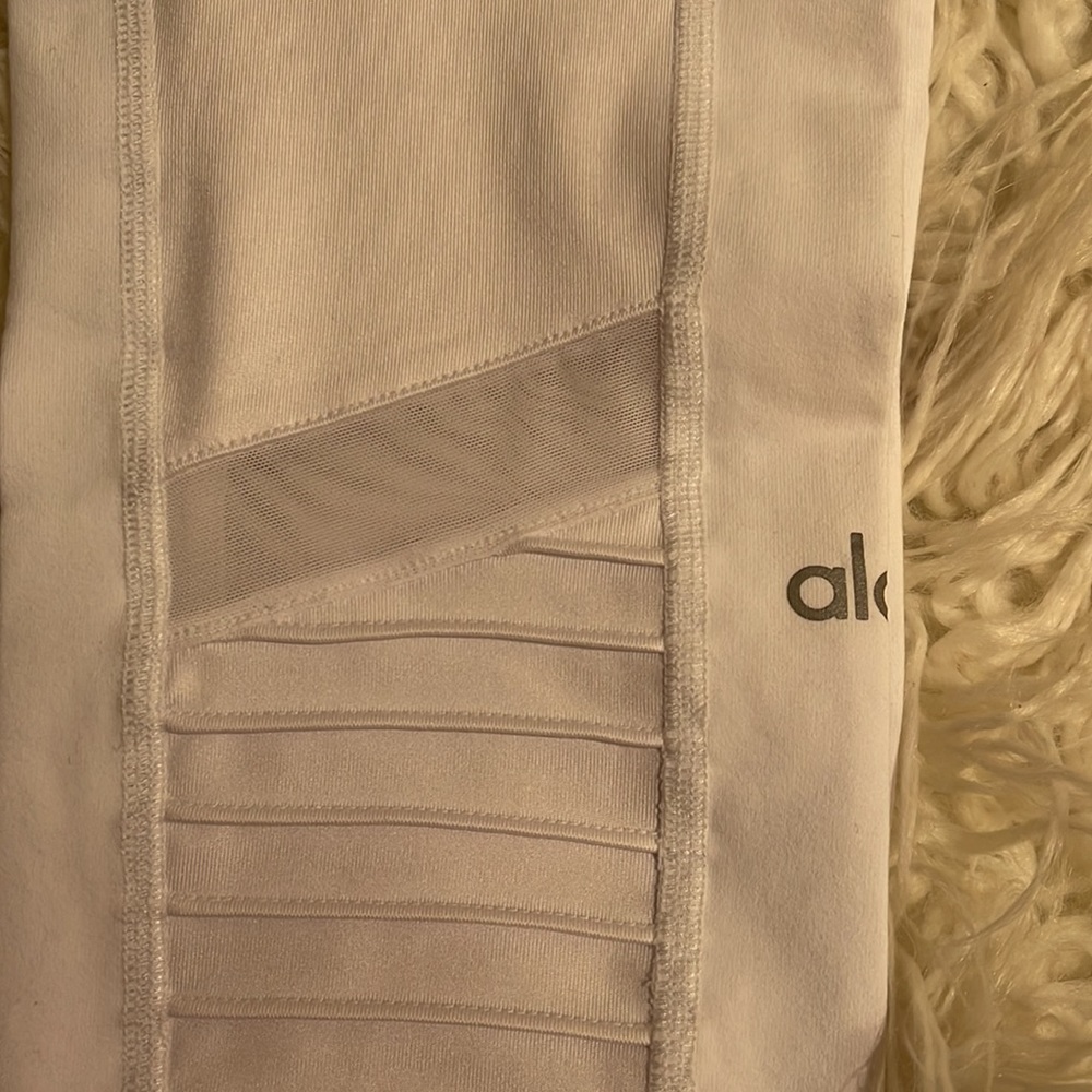 Alo High-Waist Moto Legging. White. Size Medium - Picture 4 of 10